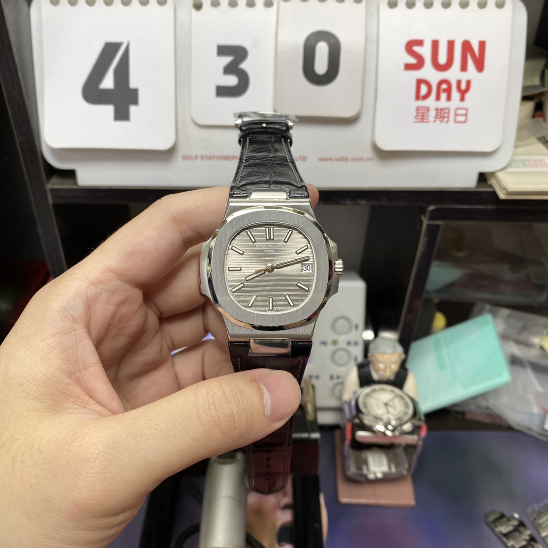 Patek Philippe Nautilus series 5711G-001, Grey Dial with Alligator Leather Strap, 40mm Size.