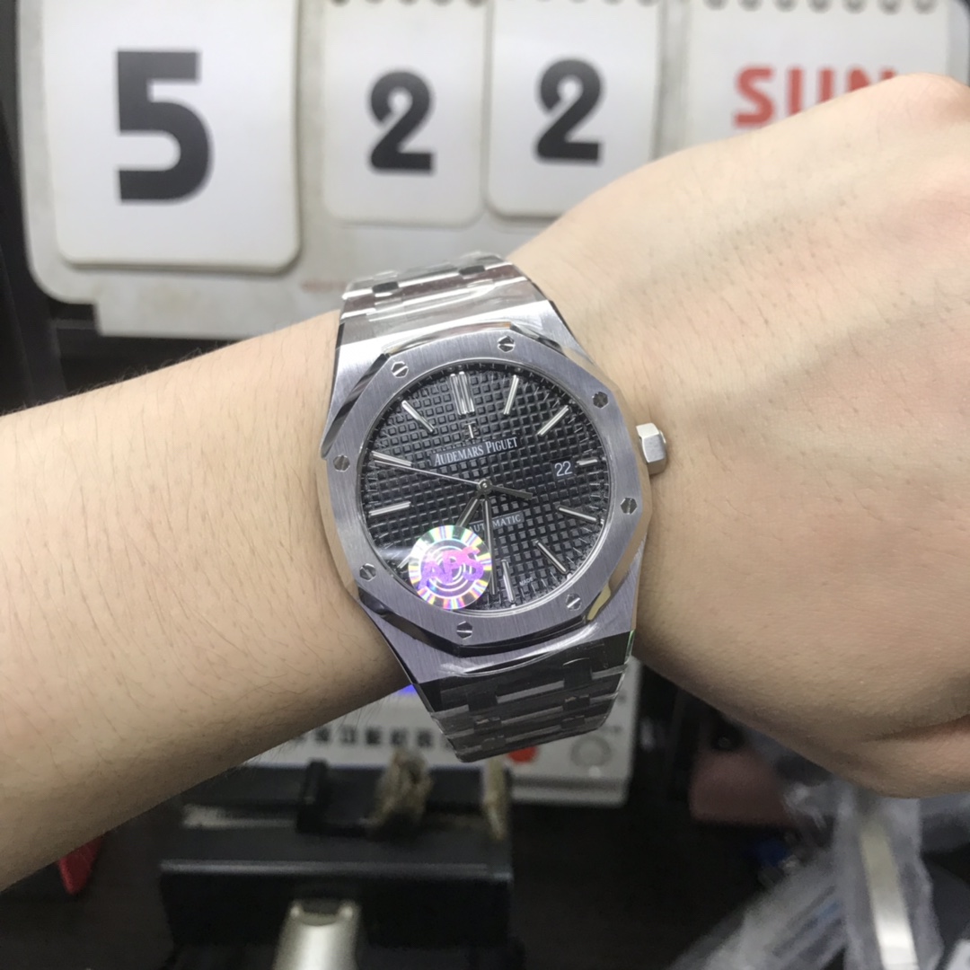 Audemars Piguet Royal Oak Offshore Series 15400ST.OO.1220ST.01, Black Dial, 41mm Size.