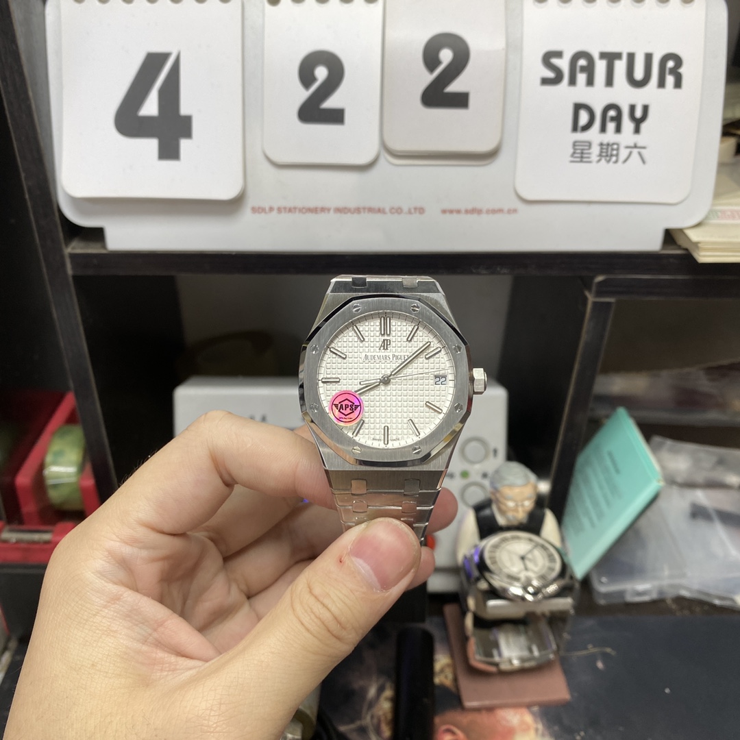 Audemars Piguet Royal Oak Offshore Series15500ST.OO.1220ST.04, White Dial Steel Bracelet, 41mm Size.