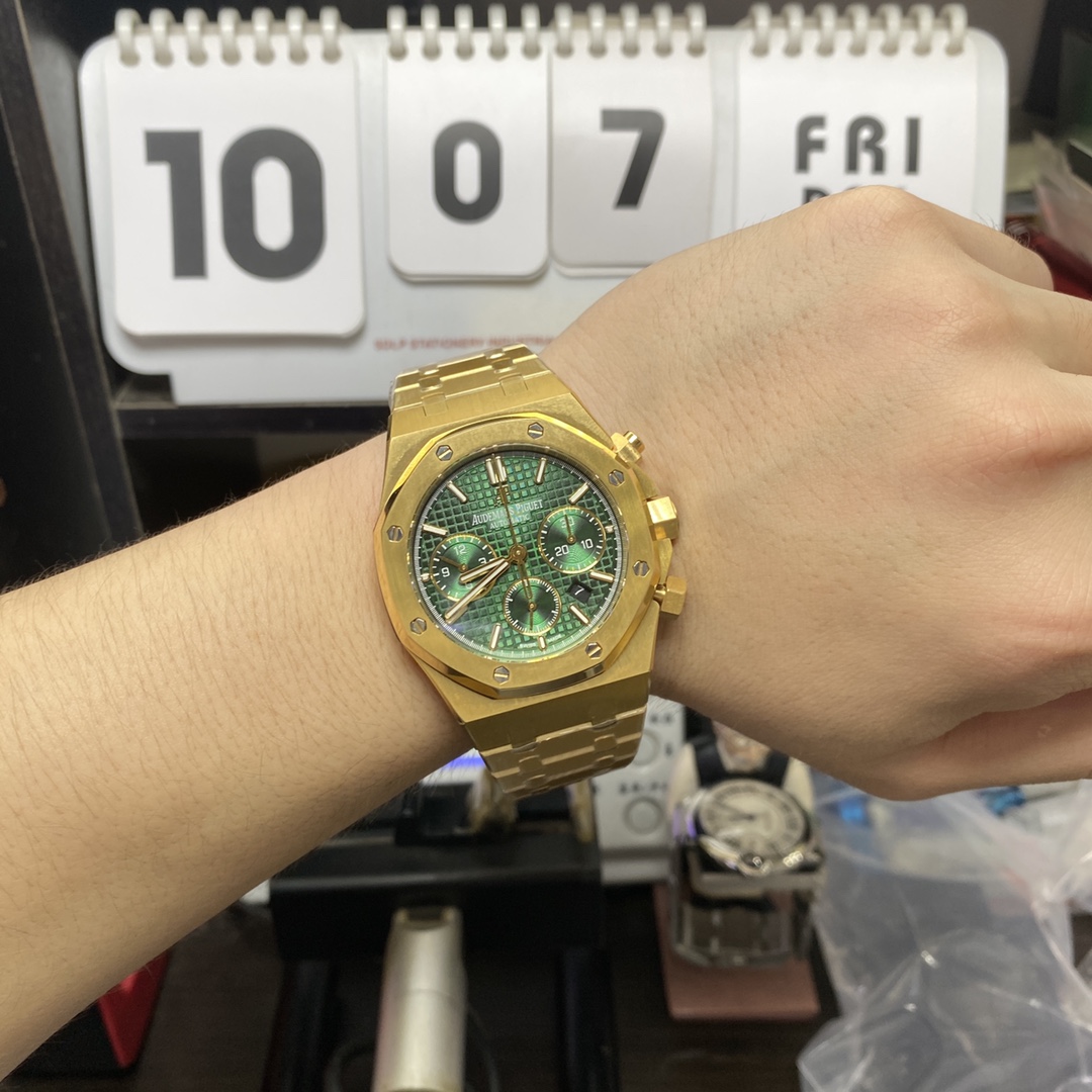 Audemars Piguet Royal Oak Offshore Series 26331BA.OO.1220BA.02, Gold Case Green Dial Stainless Steel Bracelet, 41mm Size.