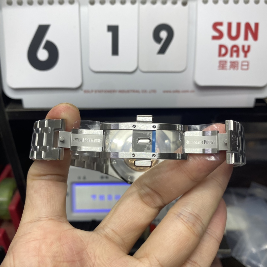 Audemars Piguet Royal Oak Offshore Series 15400ST.OO.1220ST.01, Black Dial, 41mm Size.