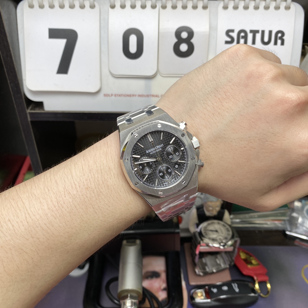 Audemars Piguet Royal Oak Offshore Series 26320ST.OO.1220ST.01, Stainless Steel Case Grey Dial Stainless Steel Bracelet, 41mm Size.