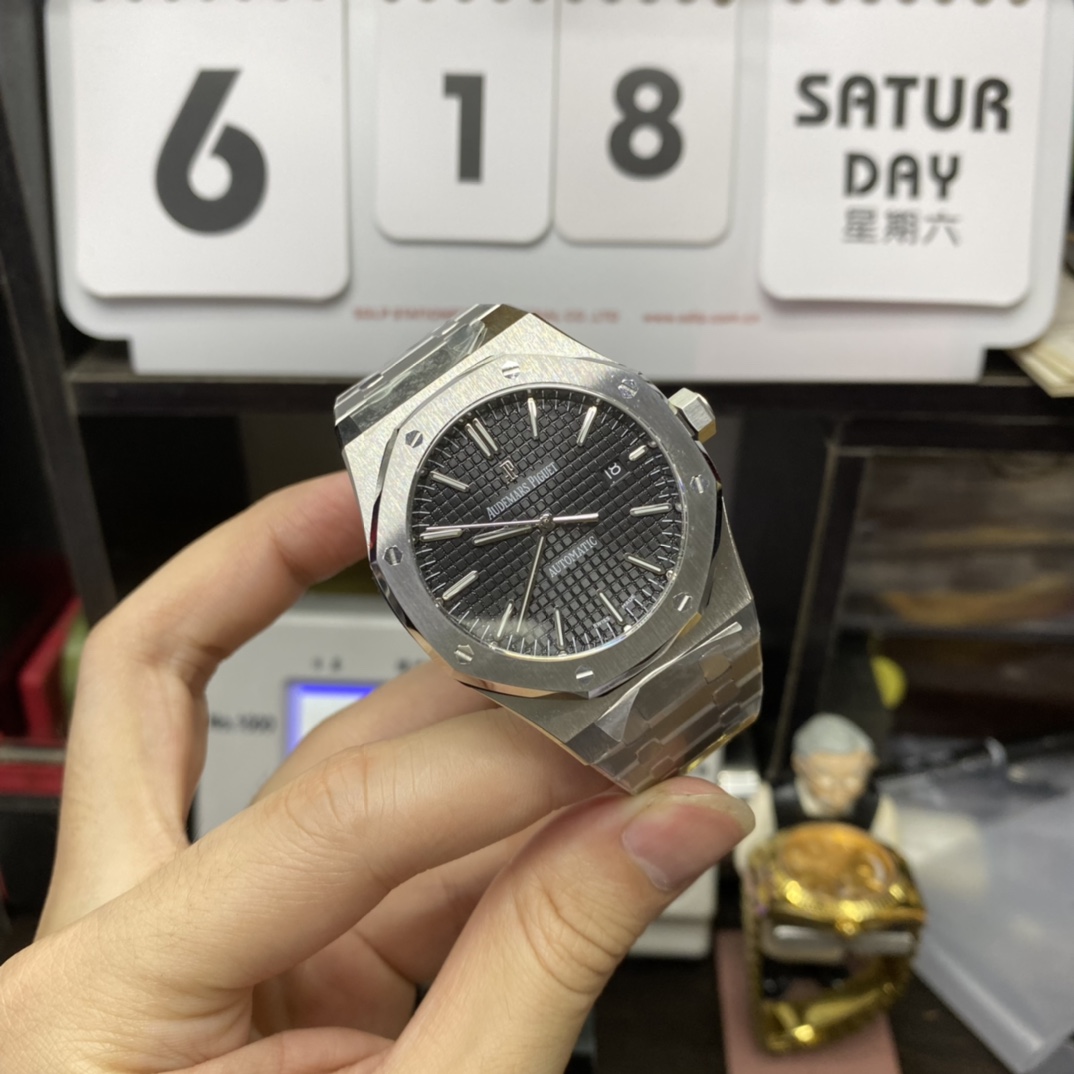 Audemars Piguet Royal Oak Offshore Series 15400ST.OO.1220ST.01, Black Dial, 41mm Size.