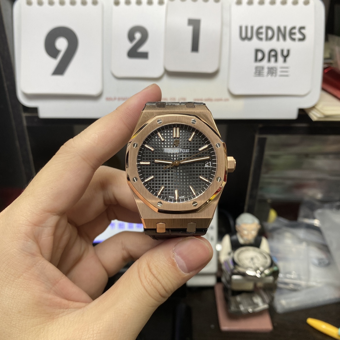Audemars Piguet Royal Oak Offshore Series 15500OR.OO.D002CR.01, Rose Gold Case Black Dial Leather Strap, 41mm Size.