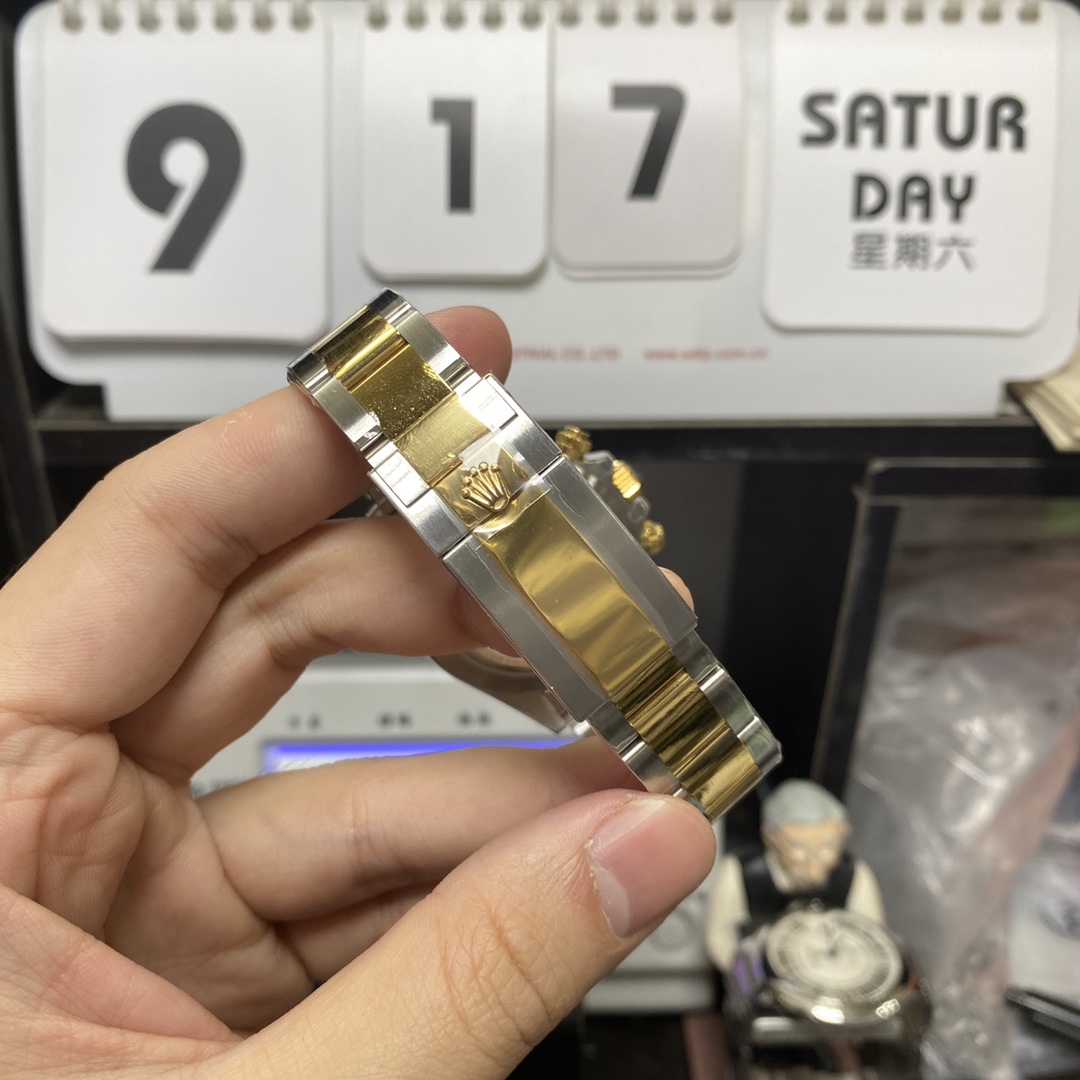 Rolex Cosmograph Daytona Series m116503-0001, two-tone gold case white dial and steel bracelet, 40mm size.