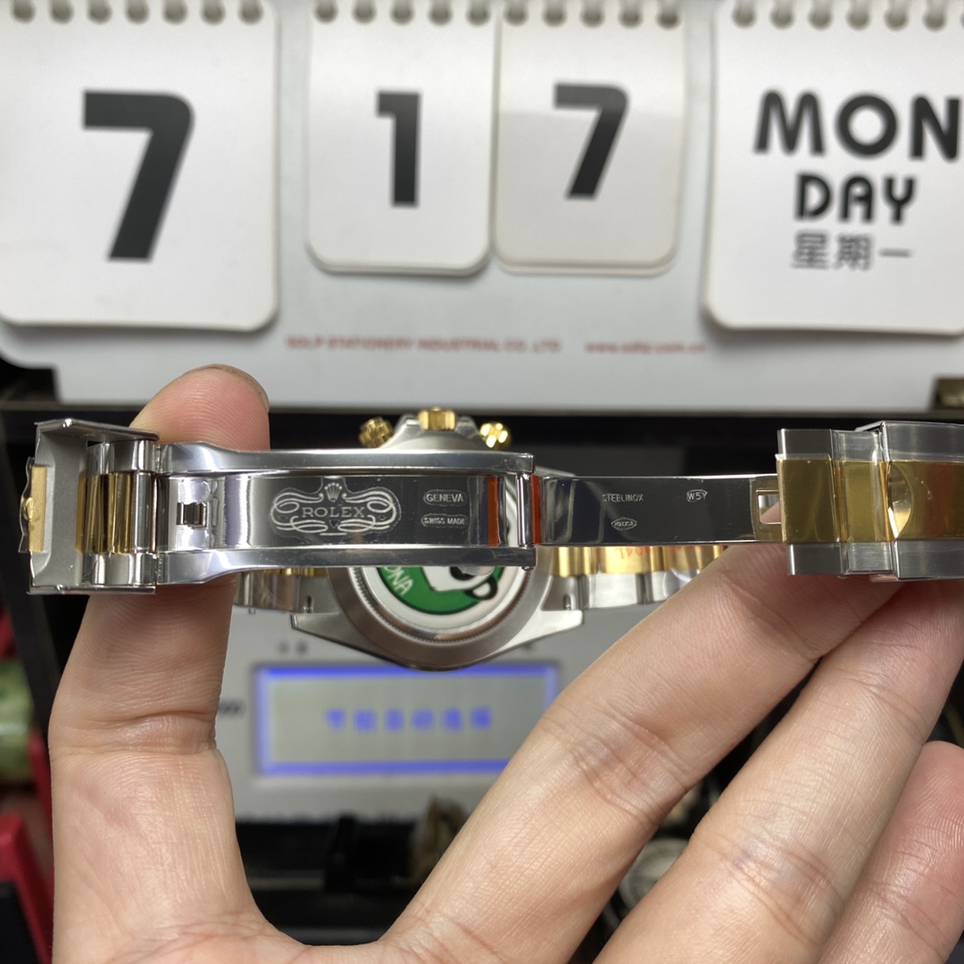 Rolex Cosmograph Daytona Series m116503-0001, two-tone gold case white dial and steel bracelet, 40mm size.