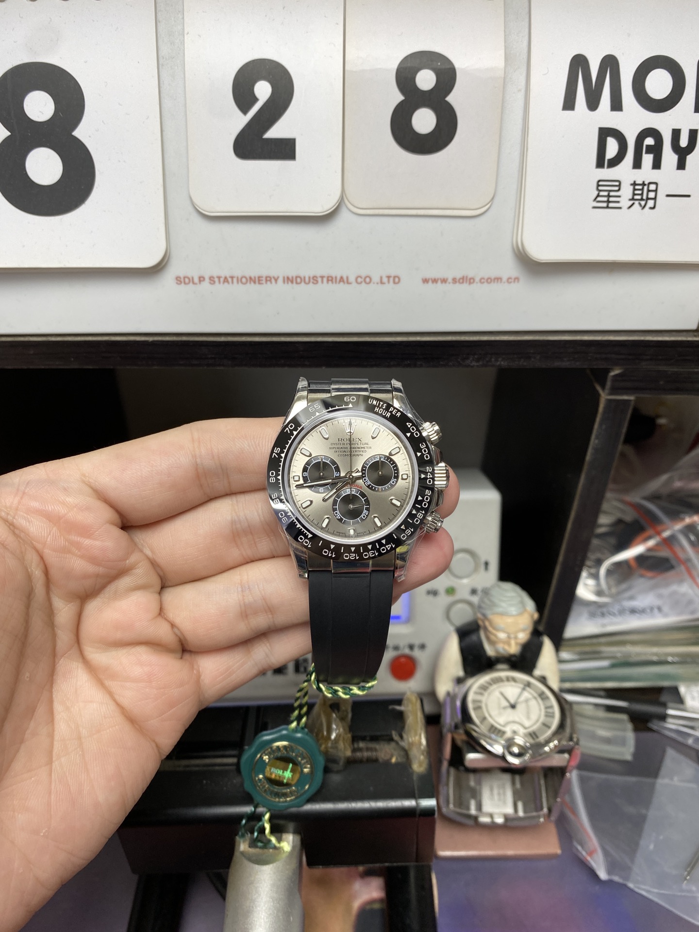 Rolex Cosmograph Daytona Series 116519ln-0024, gray dial and ceramic bezel, 40mm size.