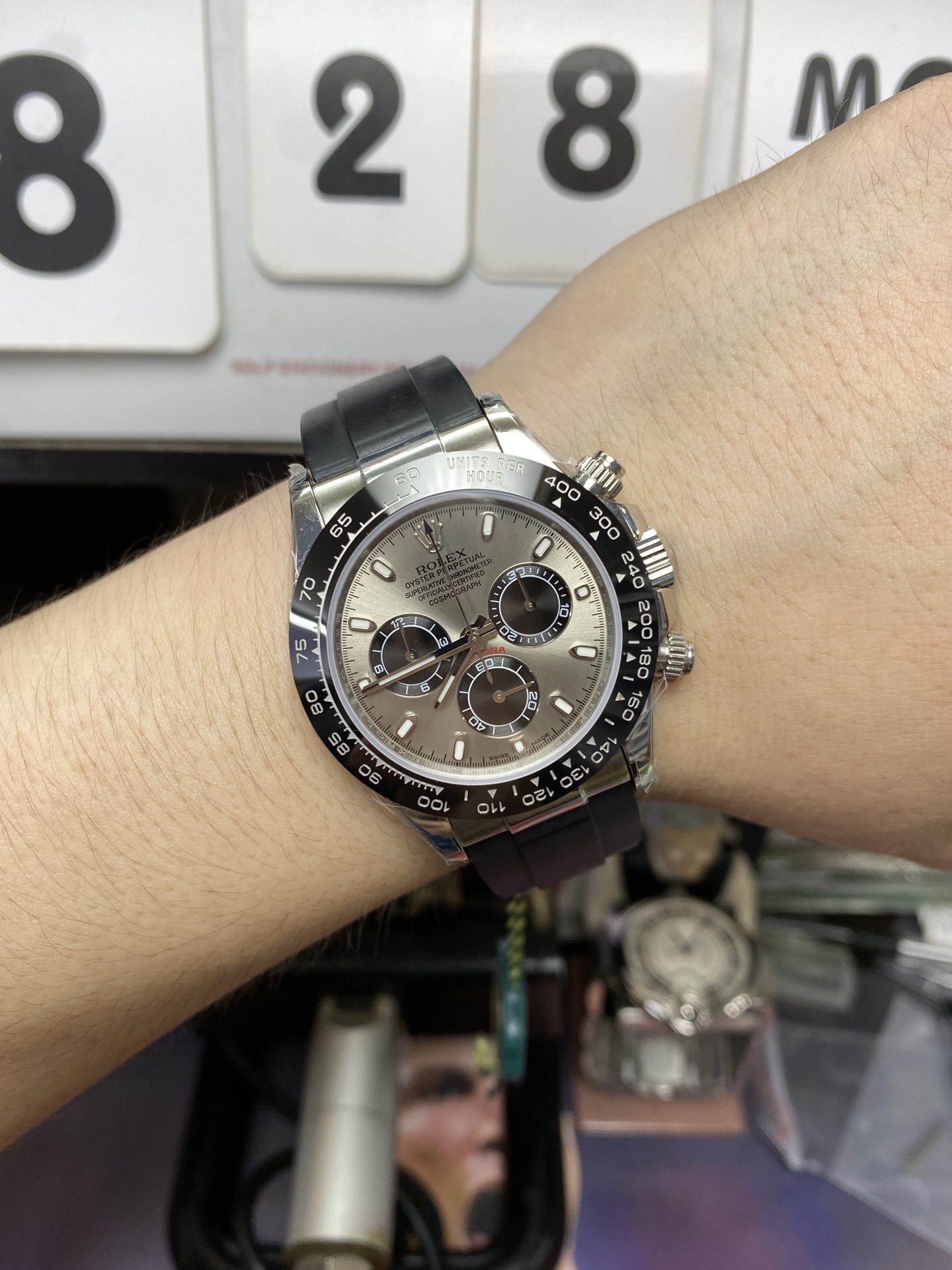 Rolex Cosmograph Daytona Series 116519ln-0024, gray dial and ceramic bezel, 40mm size.