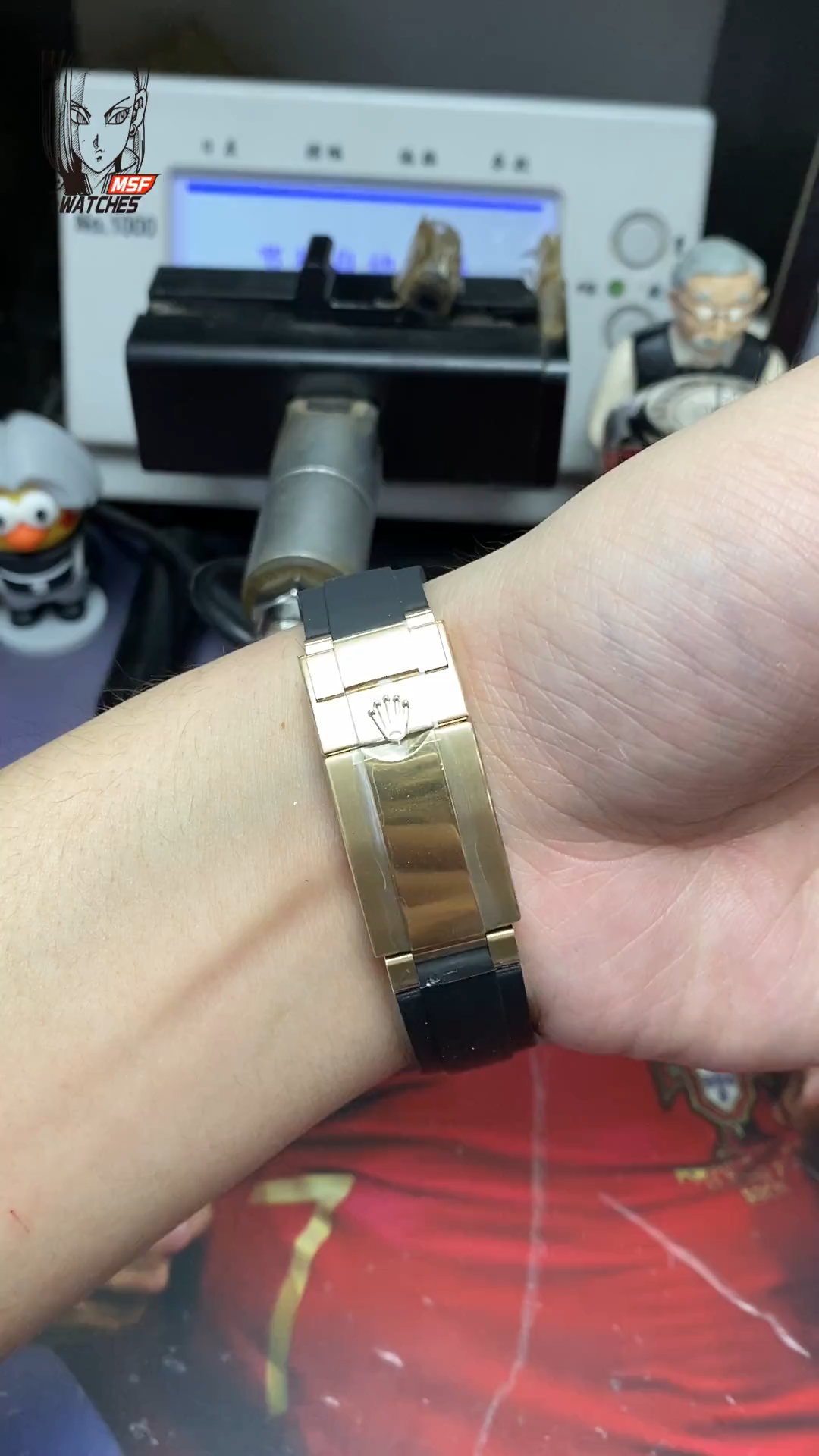 Rolex Cosmograph Daytona Series 116518LN-0040, gold case gold dial and rubber strap, 40mm size.