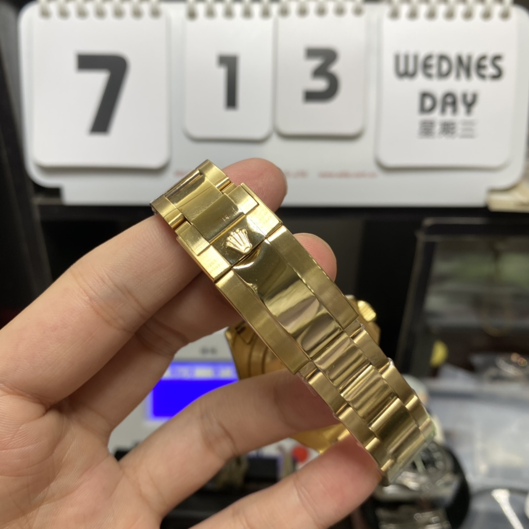 Rolex Yacht-Master Series 16628, White Dial Yellow Gold Case Bracelet Black Markings, 40mm Size.