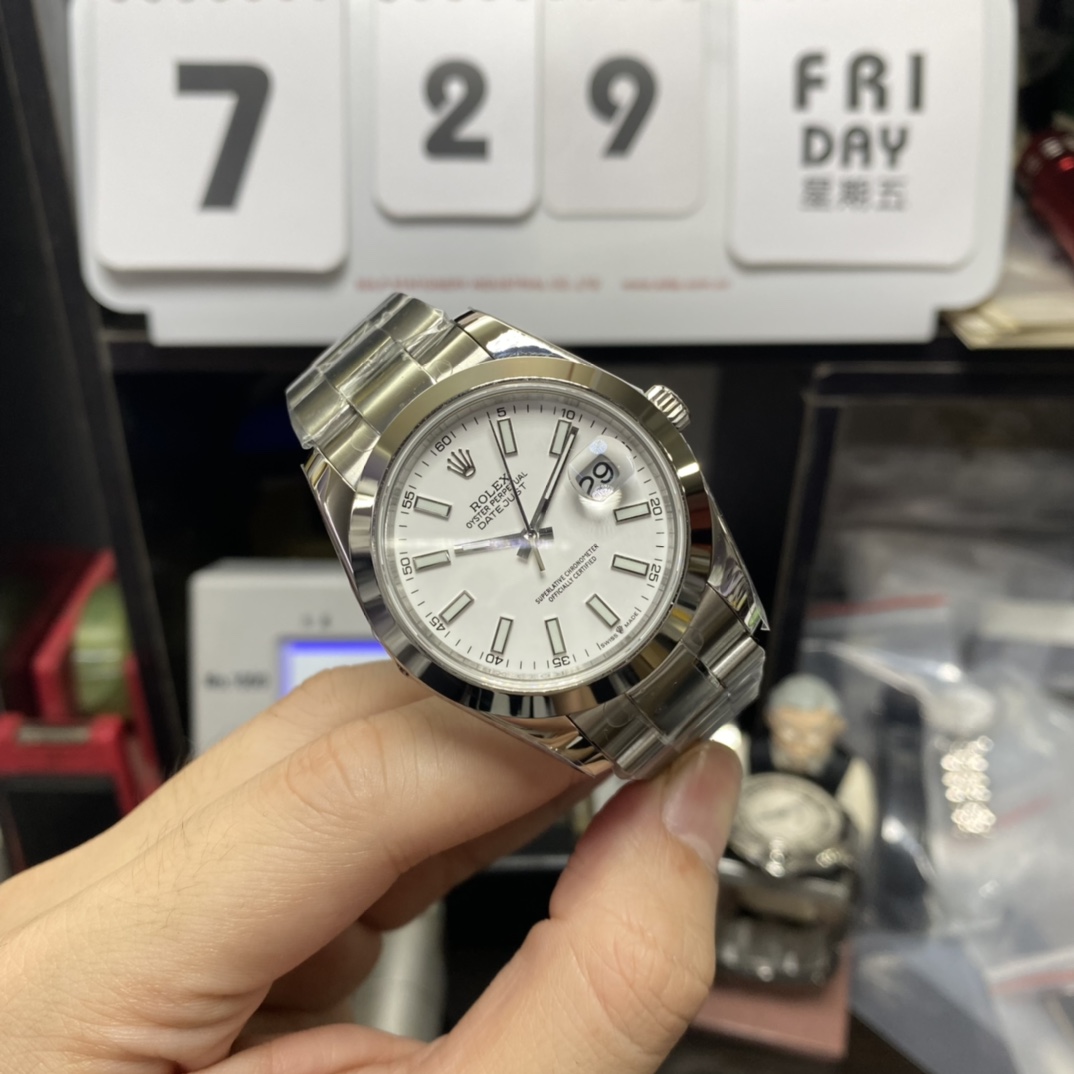 Rolex Datejust series m126300-0005, White Dial with Smooth Bezel, 41mm size, Oyster stainless steel bracelet.