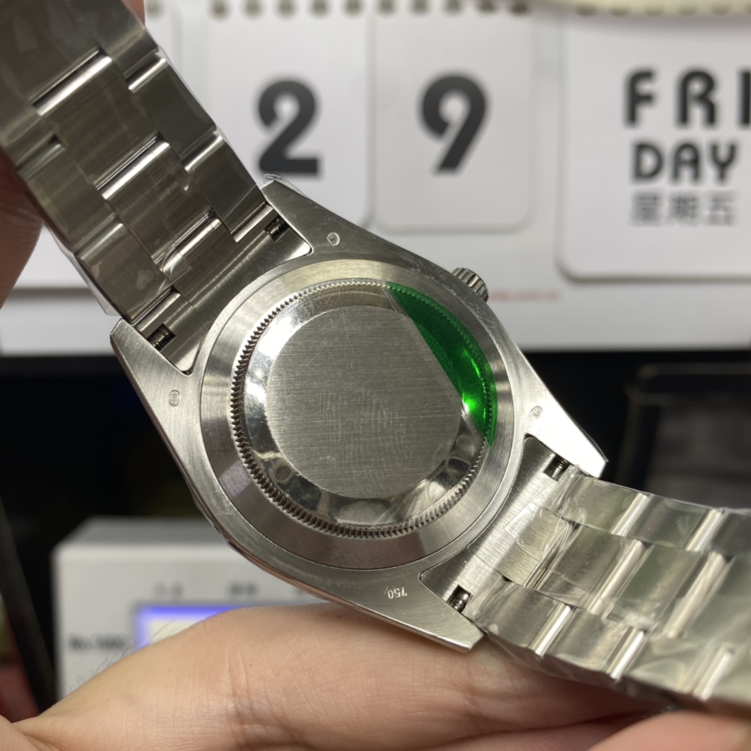 Rolex Datejust series m126300-0005, White Dial with Smooth Bezel, 41mm size, Oyster stainless steel bracelet.