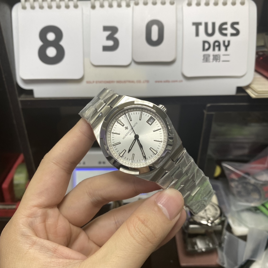 Vacheron Constantin Overseas Collections series 4500V110A-B126, White Dial Steel Bracelet Sunburst Patterned Brushed Dial, 41mm Size.