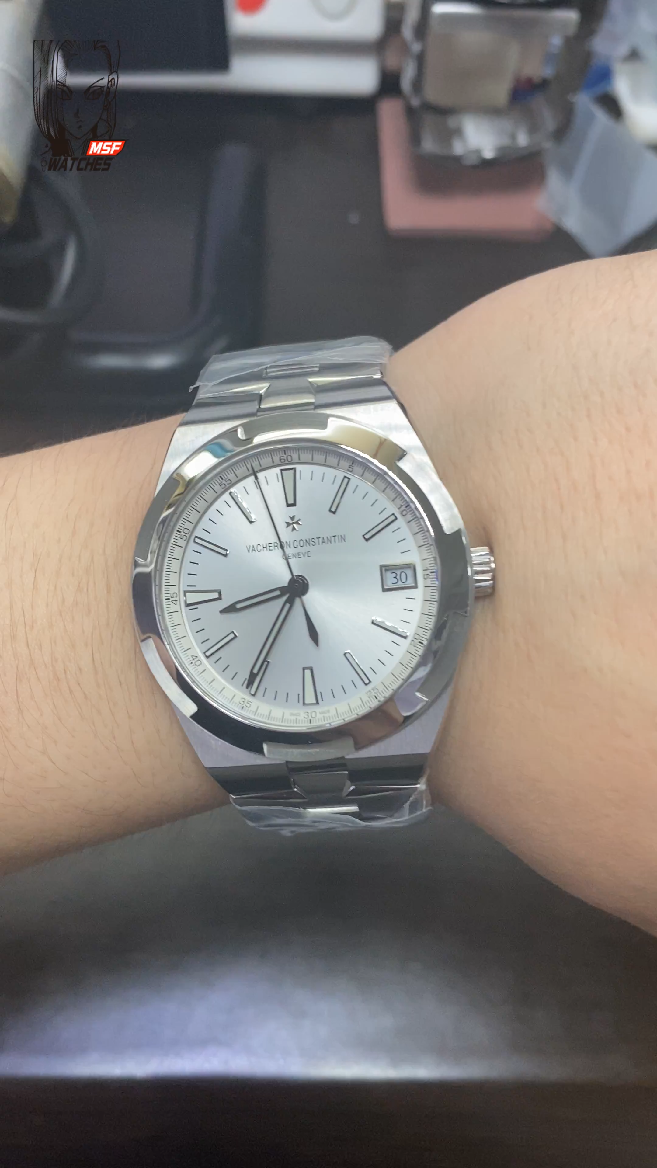 Vacheron Constantin Overseas Collections series 4500V110A-B126, White Dial Steel Bracelet Sunburst Patterned Brushed Dial, 41mm Size.