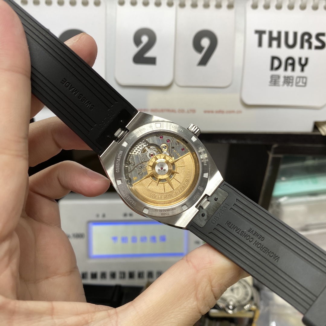 Vacheron Constantin Overseas Series 4500V110A-B126, White Dial with Rubber Strap Sunburst Textured Dial, 41mm Size.