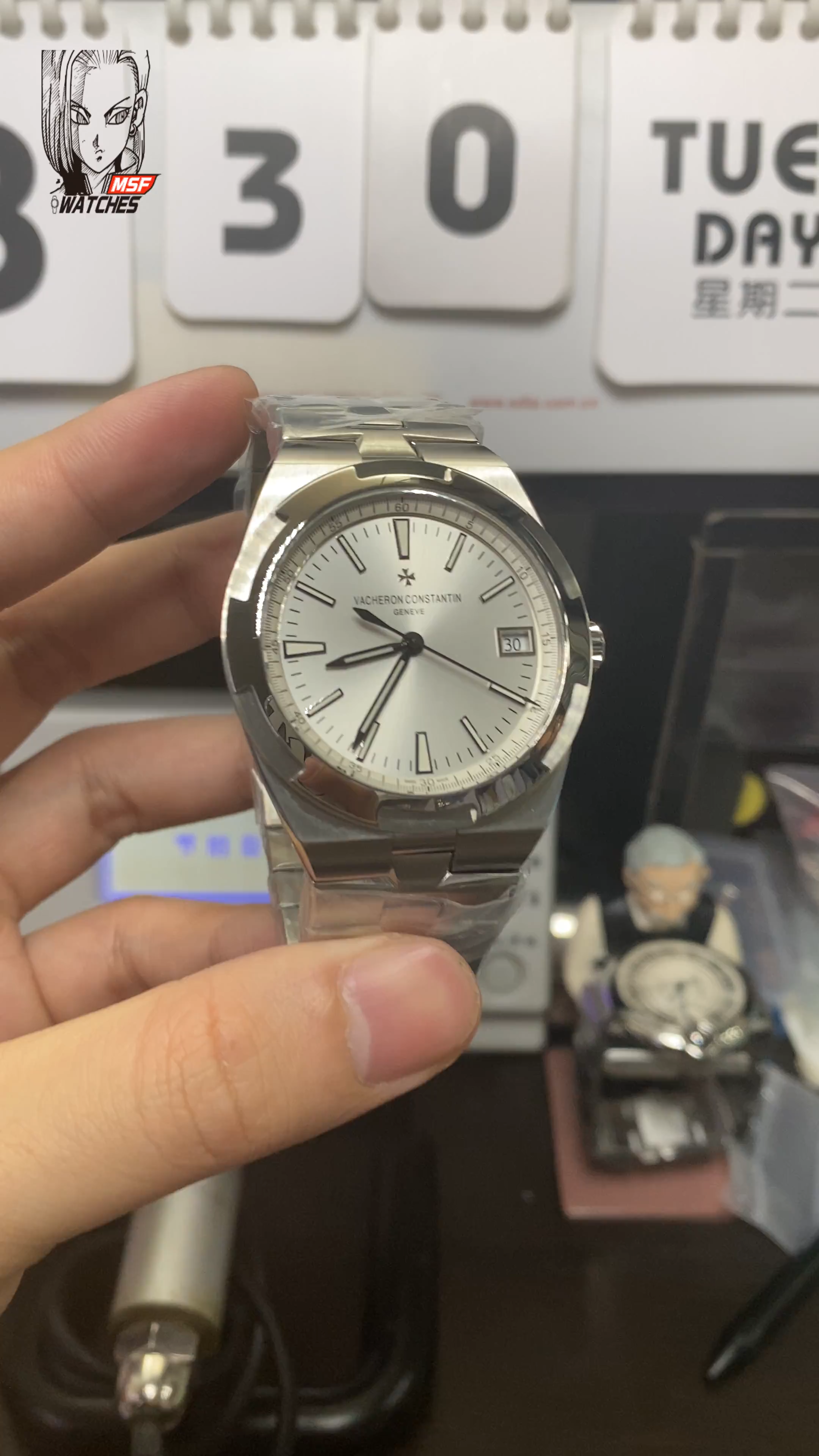 Vacheron Constantin Overseas Collections series 4500V110A-B126, White Dial Steel Bracelet Sunburst Patterned Brushed Dial, 41mm Size.