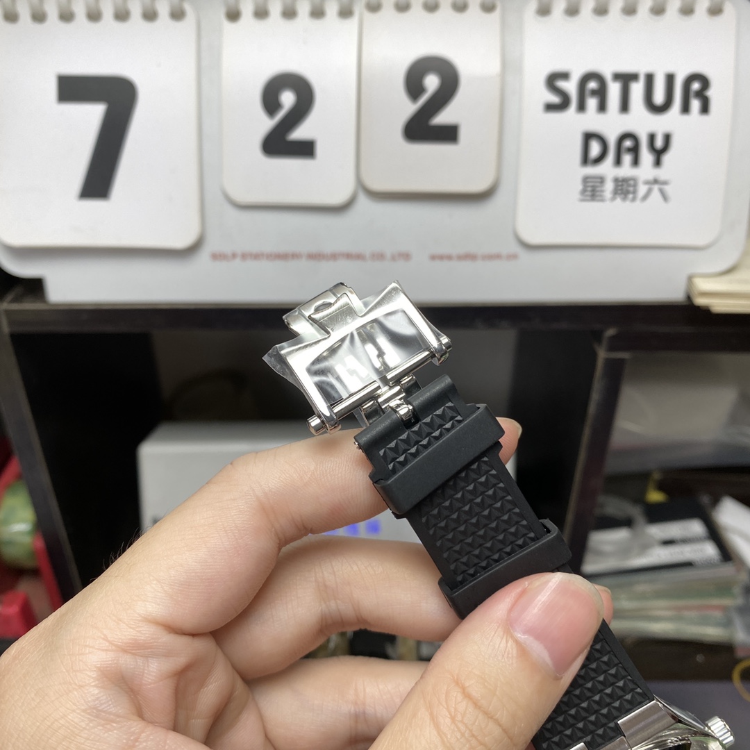 Vacheron Constantin Overseas Collection series 4500V110A-B483, Black Dial Rubber Strap, 41mm Size.